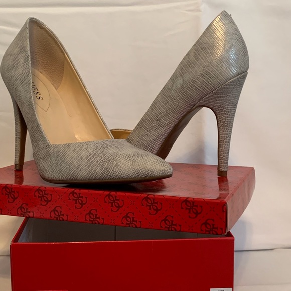 GUESS Ivory pumps Size 9 - Picture 2 of 5